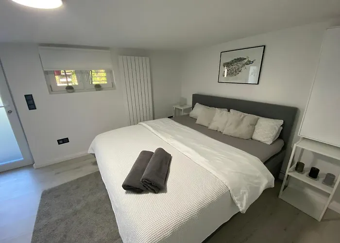 2 Zimmer Mit Gemuetlichen Kingsizebett Und 58\'Tv