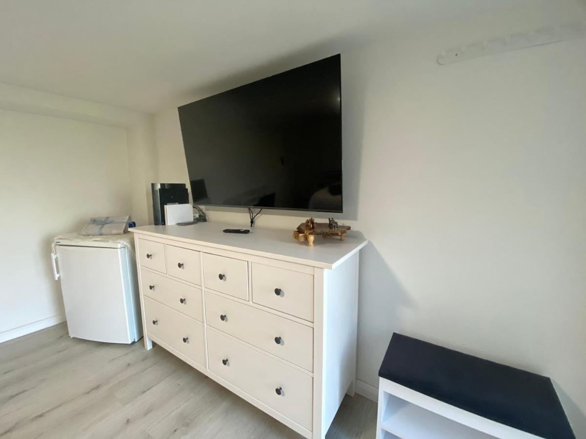 2 Mit Gemutlichen Kingsizebett Und 58'tv * Hannover